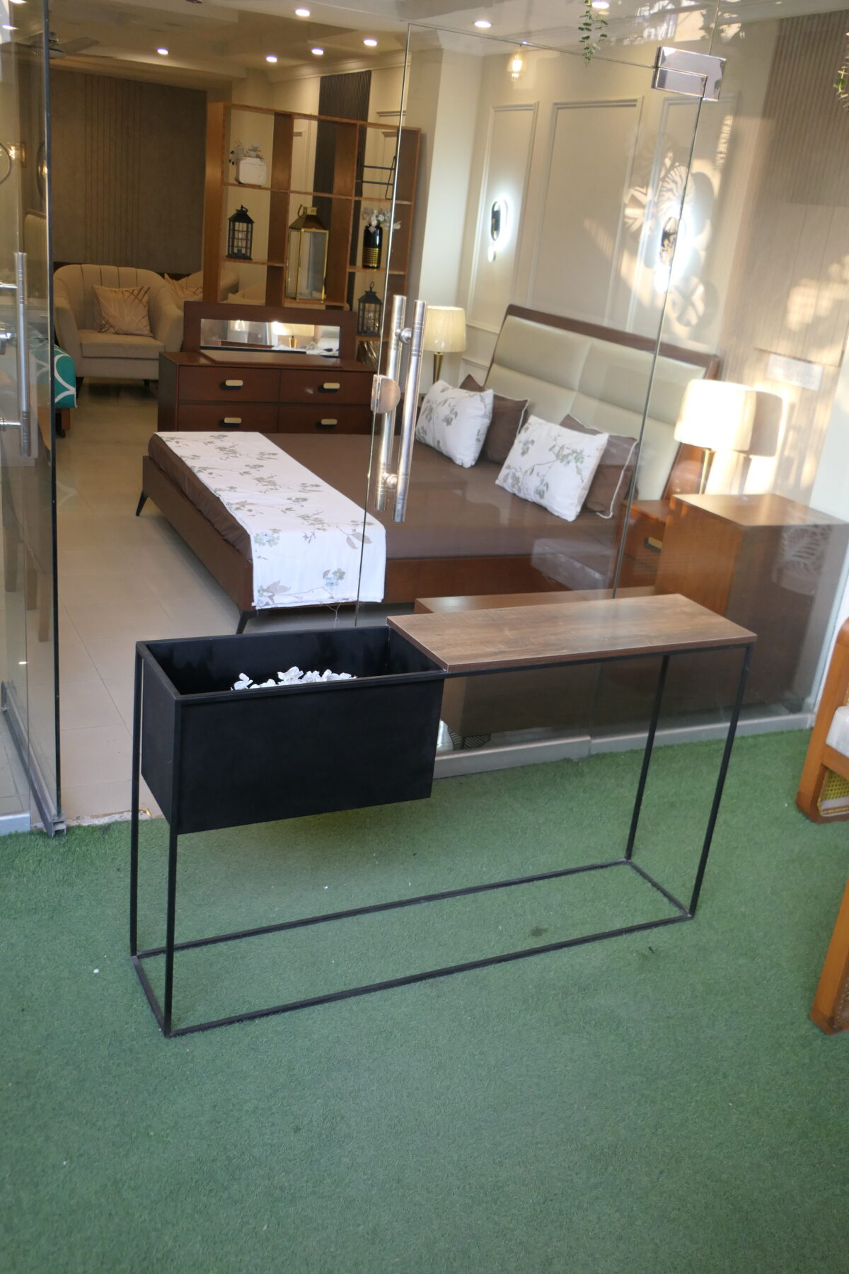 P1220348 Planter Console